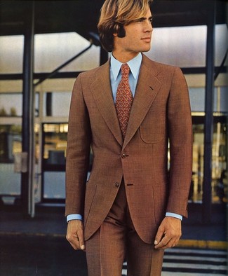 Braunen Anzug kombinieren – 500+ Herren Outfits warm Wetter: Machen Sie sich mit einem braunen Anzug und einem hellblauen Businesshemd einen verfeinerten, eleganten Stil zu Nutze.