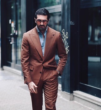 Welche Langarmhemden mit braunen Anzuges zu tragen – 15 Elegante Herren Outfits warm Wetter: Kombinieren Sie einen braunen Anzug mit einem Langarmhemd für eine klassischen und verfeinerte Silhouette.