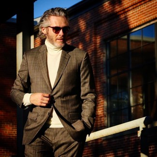 50 Jährige: Braunen Anzug mit Schottenmuster kombinieren – 6 Herren Outfits warm Wetter: Kombinieren Sie einen braunen Anzug mit Schottenmuster mit einem hellbeige Rollkragenpullover für Ihren Bürojob.