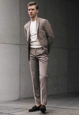 Wie braunen Anzug mit dunkelbrauner Wildleder Slipper zu kombinieren – 125 Herren Outfits: Vereinigen Sie einen braunen Anzug mit einem weißen T-Shirt mit einem Rundhalsausschnitt, um einen eleganten, aber nicht zu festlichen Look zu kreieren. Fühlen Sie sich ideenreich? Wählen Sie dunkelbraunen Wildleder Slipper.