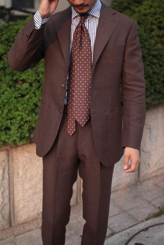 30 Jährige: Braune bedruckte Krawatte kombinieren – 107 Elegante Sommer Herren Outfits: Erwägen Sie das Tragen von einem braunen Anzug und einer braunen bedruckten Krawatte, um vor Klasse und Perfektion zu strotzen. Schon haben wir ein schöner Look im Sommer.