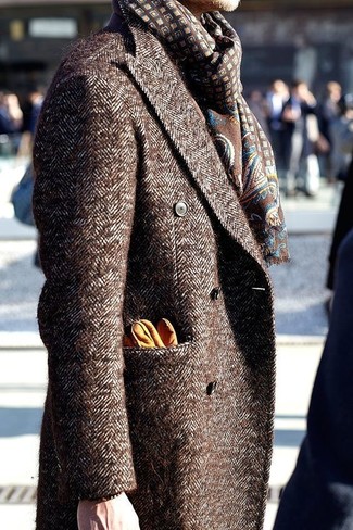 30 Jährige: Dunkelbraunen bedruckten Schal kombinieren – 39 Herren Outfits: Für ein bequemes Couch-Outfit, erwägen Sie das Tragen von einem braunen Mantel und einem dunkelbraunen bedruckten Schal.