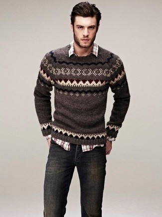 Rotbraunen Pullover mit einem Rundhalsausschnitt kombinieren – 421 Herren Outfits: Erwägen Sie das Tragen von einem rotbraunen Pullover mit einem Rundhalsausschnitt und dunkelgrauen Jeans, um einen lockeren, aber dennoch stylischen Look zu erhalten.