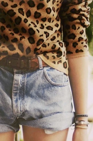 Braunen Pullover mit einem Rundhalsausschnitt mit Leopardenmuster kombinieren – 9 Damen Outfits: Wenn Sie ein legeres Outfit kreieren möchten, bleiben ein brauner Pullover mit einem Rundhalsausschnitt mit Leopardenmuster und hellblaue Jeansshorts ein Klassiker.