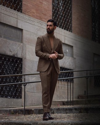 Beige Rollkragenpullover kombinieren – 679+ Herren Outfits: Kombinieren Sie einen beige Rollkragenpullover mit einem braunen Wollanzug für einen stilvollen, eleganten Look. Ergänzen Sie Ihr Look mit dunkelbraunen Leder Brogues.