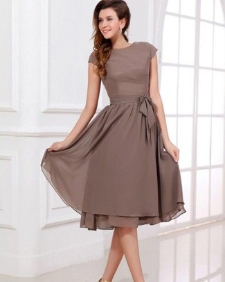 Dunkelbraunes ausgestelltes Kleid kombinieren – 3 Damen Outfits: Entscheiden Sie sich für ein dunkelbraunes ausgestelltes Kleid, um wahrhaft edel auszusehen.