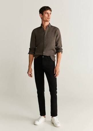 Braunes Langarmhemd kombinieren – 493 Herren Outfits: Kombinieren Sie ein braunes Langarmhemd mit schwarzen Jeans, um einen lockeren, aber dennoch stylischen Look zu erhalten. Vervollständigen Sie Ihr Look mit weißen Segeltuch niedrigen Sneakers.