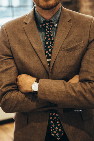 Schwarze und weiße Krawatte mit Blumenmuster kombinieren – 19 Herren Outfits: Vereinigen Sie ein braunes Sakko mit Fischgrätenmuster mit einer schwarzen und weißen Krawatte mit Blumenmuster für einen stilvollen, eleganten Look.