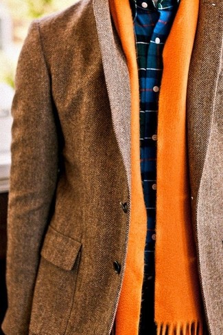 Orange Schal kombinieren – 77 Herren Outfits: Für ein bequemes Couch-Outfit, vereinigen Sie ein braunes Sakko mit Fischgrätenmuster mit einem orange Schal.