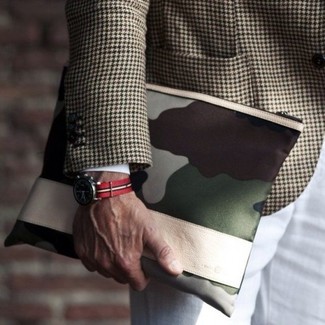 Olivgrüne Leder Clutch Handtasche kombinieren – 18 Herren Outfits warm Wetter: Kombinieren Sie ein braunes Sakko mit Hahnentritt-Muster mit einer olivgrünen Leder Clutch Handtasche für einen entspannten Wochenend-Look.