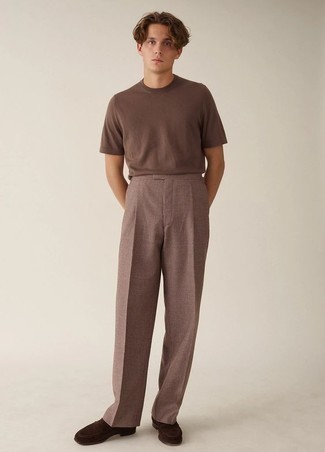 heiß Wetter Outfits Herren 2024: Kombinieren Sie ein braunes T-Shirt mit einem Rundhalsausschnitt mit einer braunen Anzughose für Ihren Bürojob. Wählen Sie dunkelbraunen Wildleder Slipper, um Ihr Modebewusstsein zu zeigen.