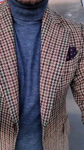 Braunes Sakko mit Hahnentritt-Muster kombinieren – 92 Smart-Casual Herren Outfits: Kombinieren Sie ein braunes Sakko mit Hahnentritt-Muster mit einem dunkelblauen Rollkragenpullover, um einen eleganten, aber nicht zu festlichen Look zu kreieren.