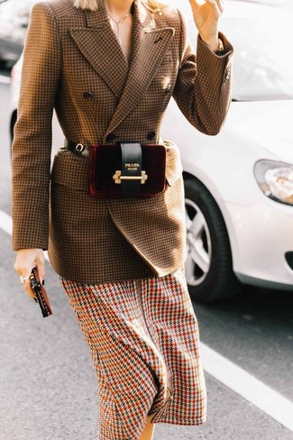 Dunkelrote Taschen kombinieren – 884+ Damen Outfits: Probieren Sie diese Paarung aus einem braunen Wollzweireiher-sakko mit Hahnentritt-Muster und dunkelroten Taschen für einen sehr schönen Wochenend-Look.