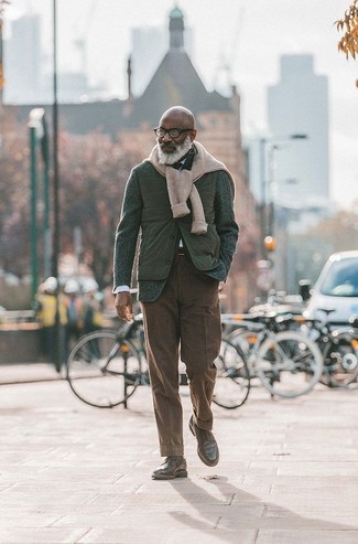 50 Jährige: Welche Chinohosen mit brauner Freizeitstiefel zu tragen – 55 Herren Outfits