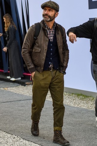 50 Jährige: Welche Chinohosen mit brauner Freizeitstiefel zu tragen – 55 Herren Outfits