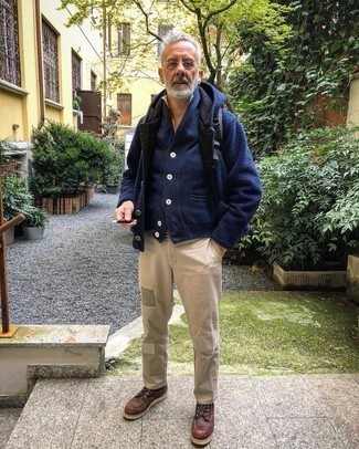 50 Jährige: Welche Chinohosen mit brauner Freizeitstiefel zu tragen – 55 Herren Outfits