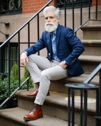 50 Jährige: Welche Chinohosen mit brauner Freizeitstiefel zu tragen – 55 Herren Outfits