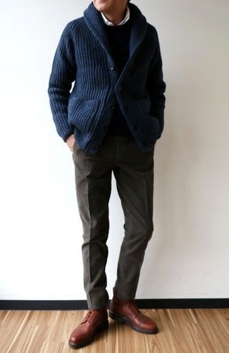 50 Jährige: Welche Chinohosen mit brauner Freizeitstiefel zu tragen – 55 Herren Outfits