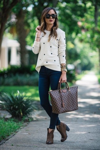 Braune Shopper Tasche aus Leder mit Karomuster kombinieren – 26 Damen Outfits