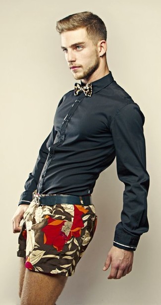 Braune Shorts mit Blumenmuster kombinieren – 2 Herren Outfits