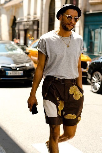 Braune Shorts mit Blumenmuster kombinieren – 2 Herren Outfits