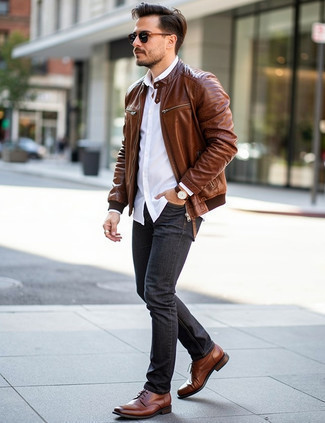 Wie braune Leder Bomberjacke mit brauner Lederfreizeitstiefel zu kombinieren – 28 Herren Outfits