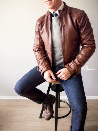 Wie braune Leder Bomberjacke mit brauner Lederfreizeitstiefel zu kombinieren – 28 Herren Outfits