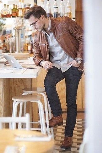 Wie braune Leder Bomberjacke mit brauner Lederfreizeitstiefel zu kombinieren – 28 Herren Outfits