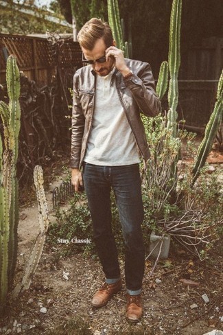 Wie braune Leder Bomberjacke mit brauner Lederfreizeitstiefel zu kombinieren – 28 Herren Outfits