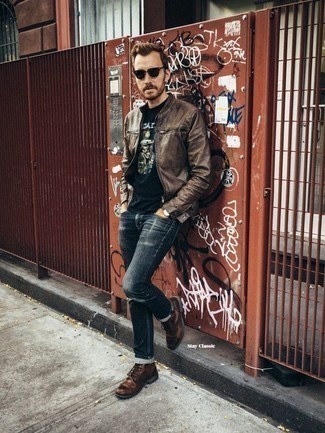 Wie braune Leder Bomberjacke mit brauner Lederfreizeitstiefel zu kombinieren – 28 Herren Outfits