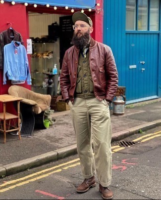 Wie braune Leder Bomberjacke mit brauner Lederfreizeitstiefel zu kombinieren – 28 Herren Outfits