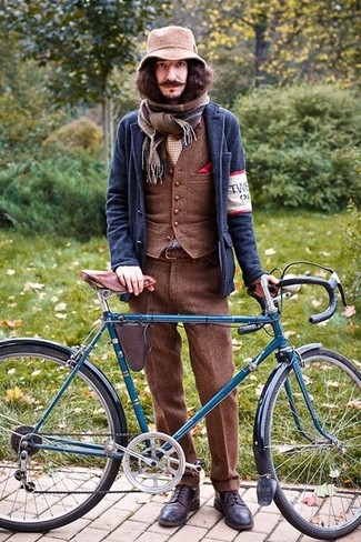 Braunen Schal mit Schottenmuster kombinieren – 13 Herbst Herren Outfits