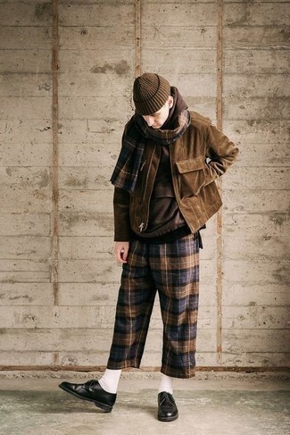 Braunen Schal mit Schottenmuster kombinieren – 13 Herbst Herren Outfits