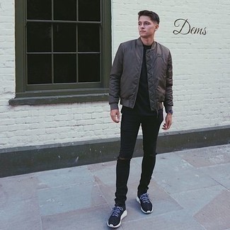 Braune Satin Bomberjacke kombinieren – 3 Herren Outfits