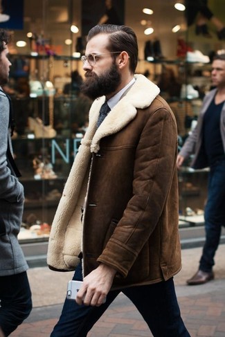 Wie braune Lammfelljacke mit dunkelblauer Anzughose zu kombinieren – 3 Herren Outfits