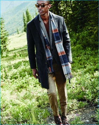 Welche Mäntel mit braunen Pullovers mit einem V-Ausschnitt zu tragen – 9 Herren Outfits