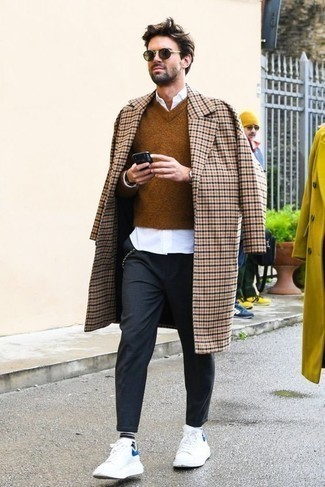 Welche Mäntel mit braunen Pullovers mit einem V-Ausschnitt zu tragen – 9 Herren Outfits