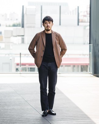 Braune vertikal gestreifte Jacke kombinieren – 27 Herren Outfits warm Wetter