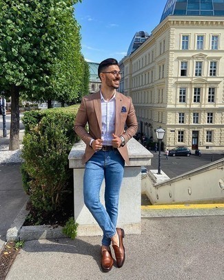 Braune vertikal gestreifte Jacke kombinieren – 27 Herren Outfits warm Wetter