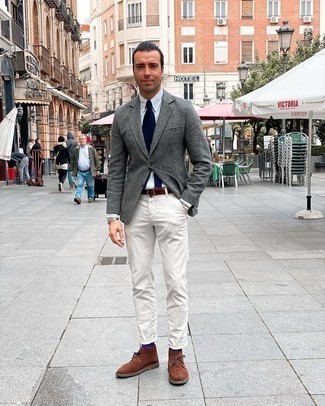 40 Jährige: Dunkelroten Gürtel kombinieren – 8 Herren Outfits