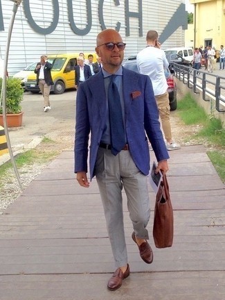 40 Jährige: Dunkelroten Gürtel kombinieren – 8 Herren Outfits