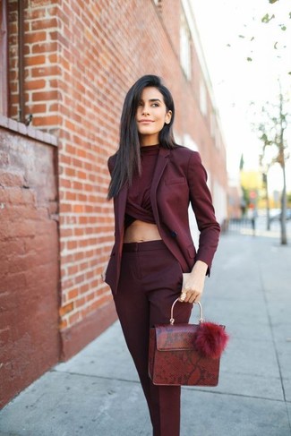 Dunkelrotes kurzes Oberteil kombinieren – 23 Damen Outfits