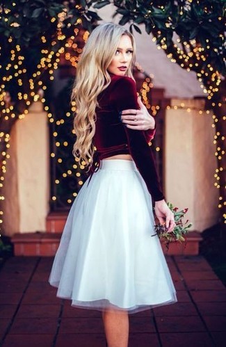 Dunkelrotes kurzes Oberteil kombinieren – 23 Damen Outfits