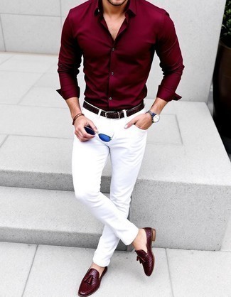 Welche enge Jeans mit dunkelroten Businesshemdes zu tragen – 7 Herren Outfits