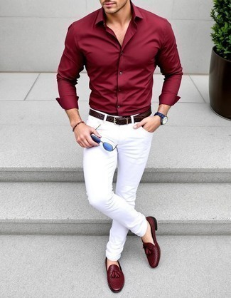 Welche enge Jeans mit dunkelroten Businesshemdes zu tragen – 7 Herren Outfits