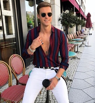 Welche enge Jeans mit dunkelroten Businesshemdes zu tragen – 7 Herren Outfits