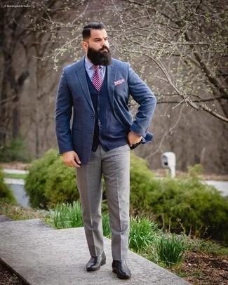 Dunkelrotes Einstecktuch mit Vichy-Muster kombinieren – 5 Herren Outfits