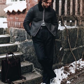 Dunkelroten Leder Rucksack kombinieren – 16 Herren Outfits