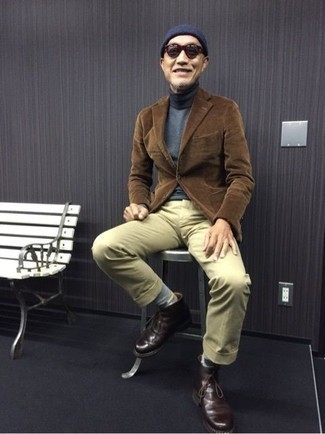 50 Jährige: Dunkelrote Chukka-Stiefel aus Leder kombinieren – 6 Herren Outfits