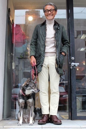 50 Jährige: Dunkelrote Chukka-Stiefel aus Leder kombinieren – 6 Herren Outfits